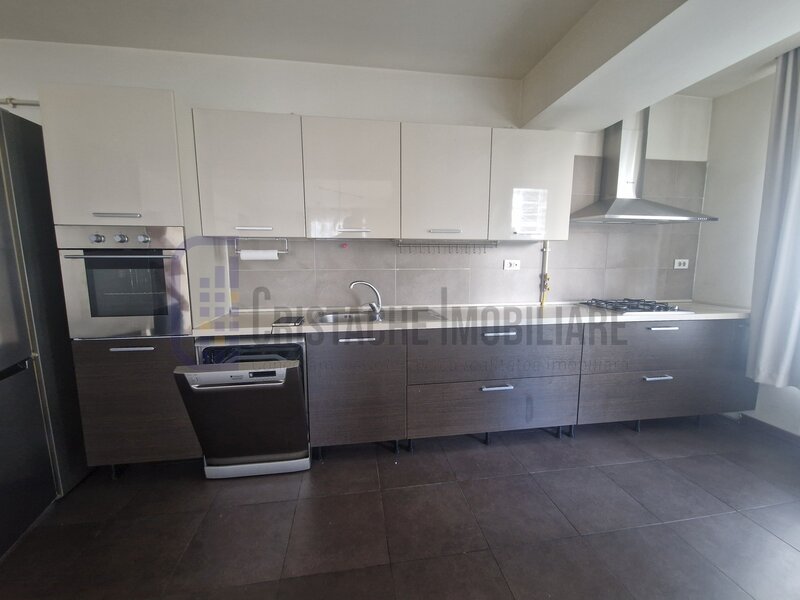 Trei camere, apartament decomandat, cu 2 bai (dus si cada), 110 mp, parcare
