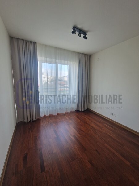Trei camere, apartament decomandat, cu 2 bai (dus si cada), 110 mp, parcare