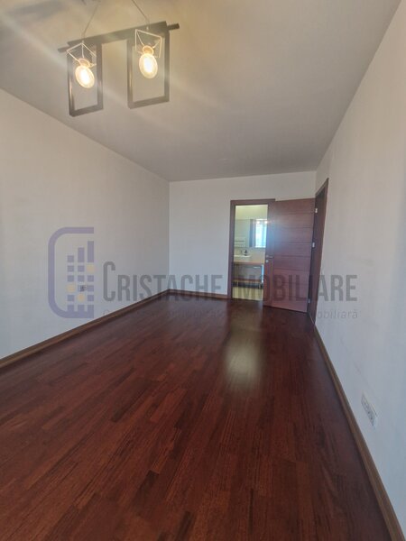 Trei camere, apartament decomandat, cu 2 bai (dus si cada), 110 mp, parcare
