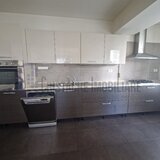 Trei camere, apartament decomandat, cu 2 bai (dus si cada), 110 mp, parcare